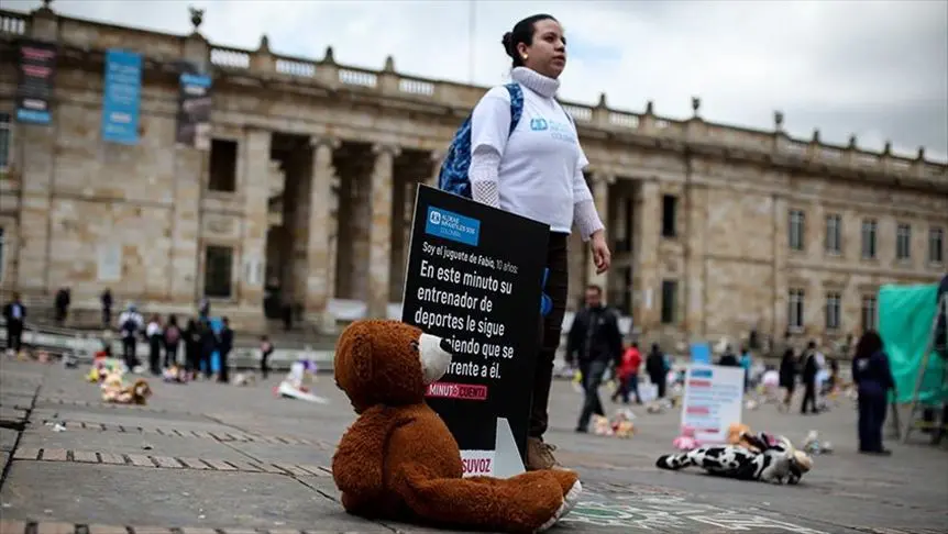 La Corte Constitucional colombiana falló en contra de una reforma promovida por el presidente Iván Duque que buscaba imponer penas de cadena perpetua a los violadores de menores. Esta ley causó controversia y fue finalmente invalidada por la máxima instancia judicial del país. Algunos expertos se refirieron a esta como una ley ineficaz.