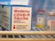 Suecia anunció hoy que determinó aplicar la suspensión "por precaución" de la vacuna Moderna contra el covid-19 para los menores de 30 años debido al riesgo de inflamación cardiaca en los jóvenes, señalando, no obstante, que la probabilidad de este efecto secundario es "mínima". 