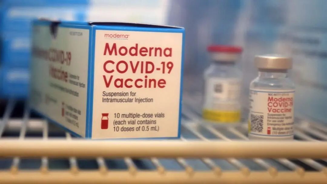 Suecia anunció hoy que determinó aplicar la suspensión "por precaución" de la vacuna Moderna contra el covid-19 para los menores de 30 años debido al riesgo de inflamación cardiaca en los jóvenes, señalando, no obstante, que la probabilidad de este efecto secundario es "mínima". 