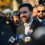 Zohran Mamdani se dirige a los medios de comunicación en una rueda de prensa tras las elecciones del 4 de noviembre de 2025 en el barrio de Queens, en Nueva York. © Alexi J. Rosenfeld / AFP
