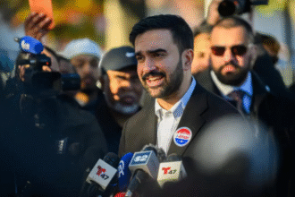 Zohran Mamdani se dirige a los medios de comunicación en una rueda de prensa tras las elecciones del 4 de noviembre de 2025 en el barrio de Queens, en Nueva York. © Alexi J. Rosenfeld / AFP
