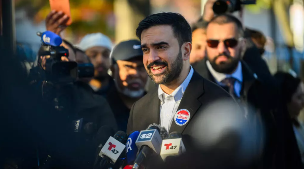 Zohran Mamdani se dirige a los medios de comunicación en una rueda de prensa tras las elecciones del 4 de noviembre de 2025 en el barrio de Queens, en Nueva York. © Alexi J. Rosenfeld / AFP
